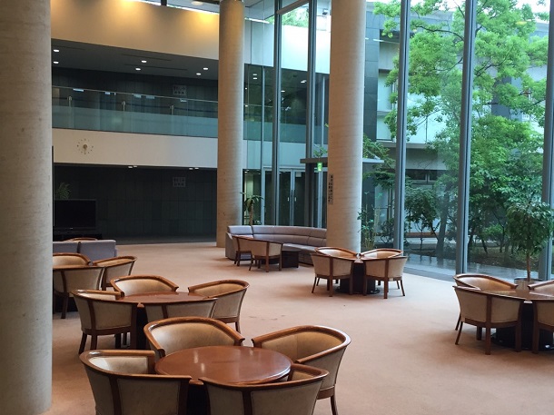 堺市立斎場のロビー