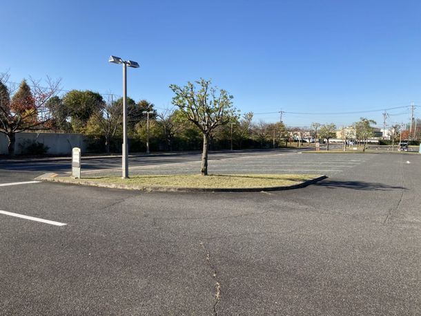 大阪市立瓜破斎場の南側駐車場