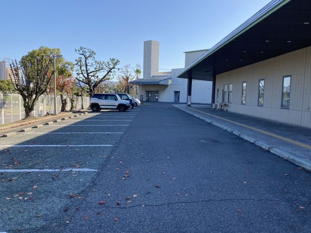 大阪市立瓜破斎場の北側駐車場