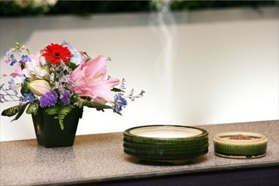 香炉と花