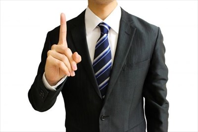 人差し指を立てている男性
