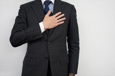 胸に手をあてる男性